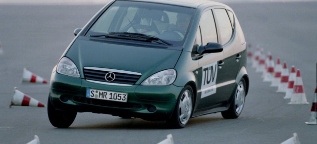 März 1994: Mercedes-Benz präsentiert ESP® der Weltöffentlichkeit: Serienproduktion von 1995 an