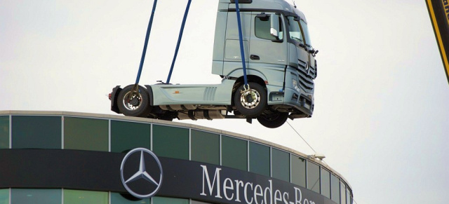 Der Actros an der Angel!: Anlässlich des Truck Grand Prix hat die Daimler AG den neuen Actros auf das Dach der Mercedes Lounge gehieft! 