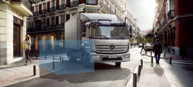 Sicherheit zum Nachrüsten für Mercedes-Benz LKW  und Setra: Sicherer unterwegs: Abbiege-Assistent zur Nachrüstung für Lkw und Omnibusse