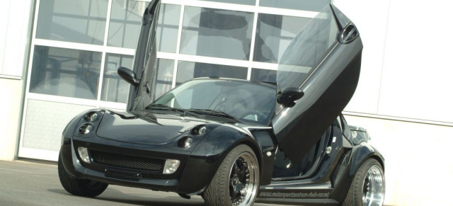 Hoch sollen sie heben: Flügeltüren für den smart: Der 2003er smart Roadster bietet einen betürenden Anblick
