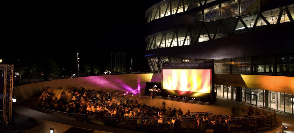 Grosses Kino Im Mercedes Benz Museum An 16 Abenden Wird Die Open Air Buhne Am Mercedes Benz Museum Zum Freilichtkino News Mercedes Fans Das Magazin Fur Mercedes Benz Enthusiasten