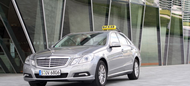 Zum Mercedes-Benz Museum, bitte!: 3. Taxifahrertag im Mercedes-Benz Museum: Bereits zum dritten Mal veranstaltet das Mercedes-Benz Museum einen Taxifahrertag. In diesem Jahr findet er am Mittwoch, den 2. November 2011 von 10 bis 17 Uhr statt. Taxifahrer und ihre Familien haben freien Eintritt und kommen in den Genuss eines maßges