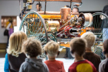 Sommerferienprogramm: Mercedes-Museum  lädt zur Zeitreise durch die Geschichte der Mobilität ein: Motto: „Auf geht’s! Reiselust gestern, heute und morgen 