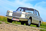 Glücksgriff: Mercedes-Benz 200 (W115) mit 26.000 km: Der Strichacht Baujahr 1971 ist ein außergewöhnlicher Garagenfund