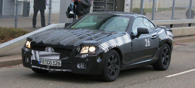Neue Bilder vom Mercedes SLK 2011  Erlkönig!: Mercedes schickt seinen schicken Roadster noch mit starker Tarnungsbeplankung auf Testfahrt