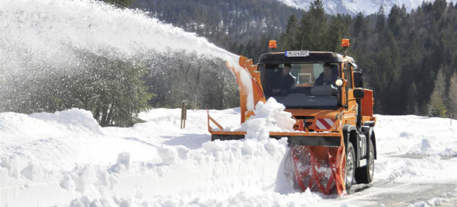 Unimog at work: Der Alleskönner als Schneeräumer: Der Unimog macht den Weg frei 