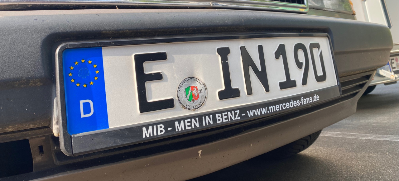 https://www.mercedes-fans.de/thumbs/img/News/83/87/01/p/p_full/schmunzeln-mit-wunschkennzeichen-lustige-autokennzeichen-hier-wird-gelacht-18783.jpg