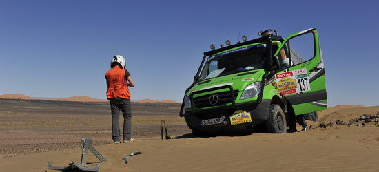 23. Rallye Aicha des Gazelles: die 1. Etappe ist geschafft!: Die 23. Rallye Aicha des Gazelles läuft - Mercedes-Benz hat vier Frauenteams mit Sprinter und Vito in die Wüste geschickt!
