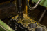  Aufbereitung von Innen:: Honen und Bürsten der Zylinderlaufbahnen im Mercedes-Motor