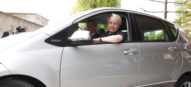 Von Amts wegen: Mercedes A-Klasse  E-CELL  : Mercedes-Benz übergibt die erste A-Klasse E-CELL an Bundesministerin Annette Schavan
