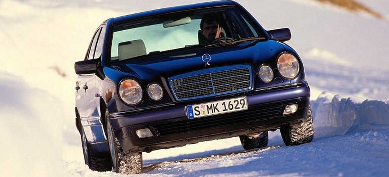 Ein Mercedes Benz Auto wird mit einem Besen aus Schnee und Eis