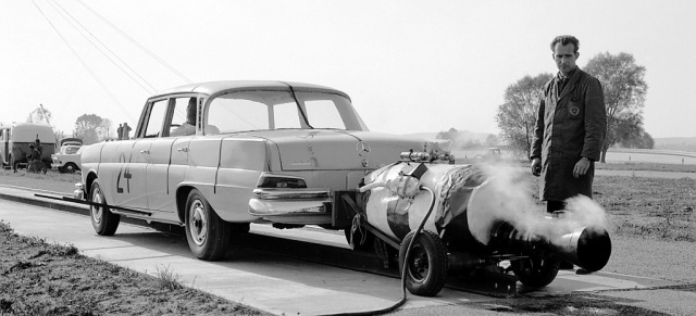 Sicherheit bei Mercedes-Benz: Und es hat boom gemacht: Vor genau 50 Jahren führte Mercedes-Benz den ersten Crashtest durch