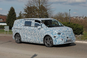 Mercedes-Benz Erlkönig erwischt: Fotos und Video von der elektrischen V-Klasse 2026