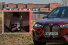 Photobomber: Mercedes mogelt sich in BMW-Pressefotoshooting: Mercedes-PKW „schleicht" sich auf BMW-Pressebilder ein