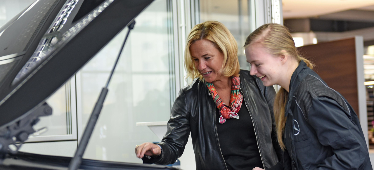 Prominenter Besuch In Der Mercedes Benz Niederlassung Dusseldorf Noch Kein Jahr Beim Daimler Und Schon Ein Vorstandstermin News Mercedes Fans Das Magazin Fur Mercedes Benz Enthusiasten