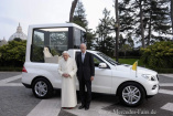 Papst Benedikt XVI geht - bleibt das neue Papamobil?: Erst kürzlich hatte Papst Benedikt XVI zwei neue Papamobile aud Basis der Mercedes M-Klasse in Empfang genommen   