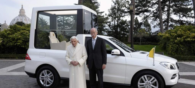 Papst Benedikt XVI geht - bleibt das neue Papamobil?: Erst kürzlich hatte Papst Benedikt XVI zwei neue Papamobile aud Basis der Mercedes M-Klasse in Empfang genommen   