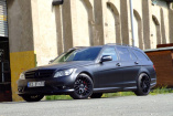 C-Klasse schwarz veredelt: Mercedes-Tuning aus dem FFF  : Folie, Felge und Formsprache für einen 2008er Mercedes-Benz C350T (W204)