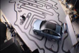 Das T-Modell und die Carrera-Bahn: Der neue Sproß der Mercedes E-Klasse ist jüngst Teil einer besonderen Präsentation geworden - als Teil einer Carrerabahn auf 500 qm