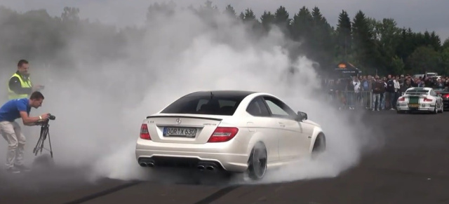 Burnout-Video: Mercedes C63 AMG Coupé lässt es qualmen: Filmische Dokumentation: So gibt man extrem Gummi!