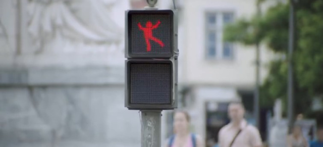 smart(es) Video: Tanzendes Ampelmännchen: Rote Fußgängerampel einmal anders