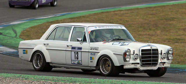 Mercedes-Benz:‭ ‬Historischer Rennsport: Mercedes‭ ‬300‭ ‬SEL‭ ‬6.3‭ & ‬Gustav Edelhoff‭ ‬-‭ ‬der‭ ‬weiße Büffel und sein Reiter