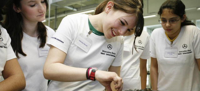 Frauensache: Girlsday bei Daimler am 26.04.2012: Daimler stellt beim Girls' Day rund 570 Schülerinnen technische Berufe vor
