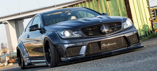 Mercedes C63 AMG Coupé (C204):  Big. Bad. Breit. : Des Fahrsinns fette Beute: Liberty Walk macht das C63 Coupé mächtig böse 