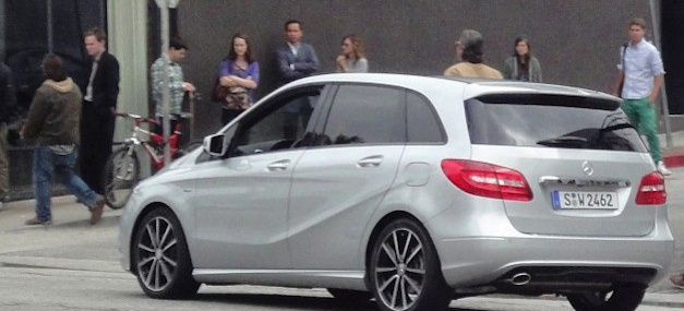 Ohne Tarnung erwischt: So sieht die B-Klasse 2012 aus: Ein im Internet aufgetauchtes Fotos zeigt eine komplett ungetarnte Mercedes B-Klasse