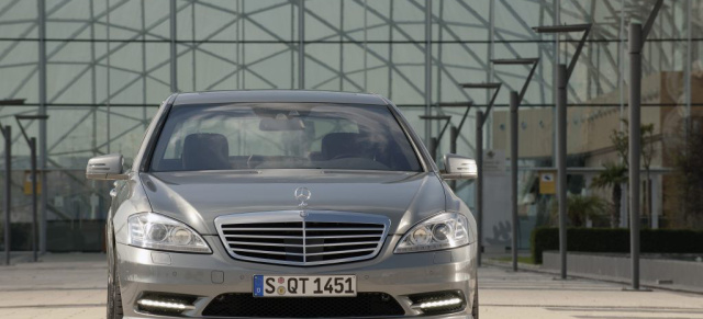 Saubere Sache: Neues Mercedes BlueTEC-Modell S 350: Die S Klasse fährt mit einem neuen effizienten Dieselmotor und aktiven Assistenzsystemen noch sicherer und umweltschonender vor 