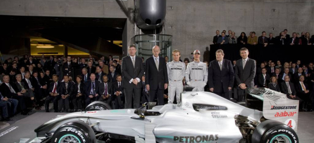 Offizielle Vorstellung des neuen MERCEDES-FORMEL-1-Teams: Nico Rosberg und Michael Schumacher präsentierten sich in Stuttgart mit dem MERCEDES GP PETRONAS Formel 1-Team  der Öffentlichkeit 
