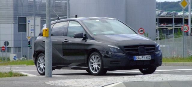 Erlkönige im Doppelpack:  2 x  B-Klasse in unterschiedlicher Tarnung: Mercedes-Fans.de Redakteur gelingen unverhofft schnelle Schnappschüsse von zwei aktuellen Mercedes Prototypen 