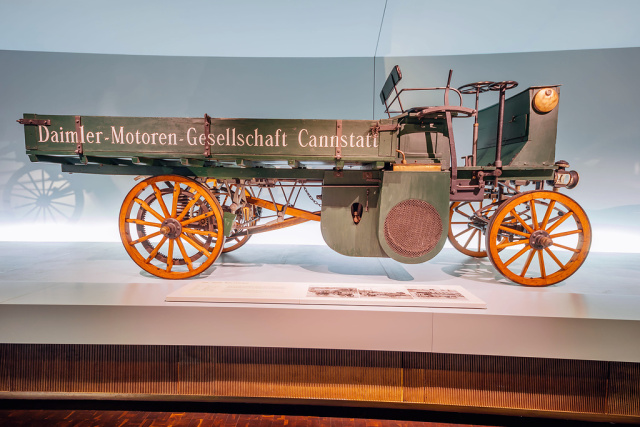 mercedes museum präsentiert den ältesten originalen lkw der welt