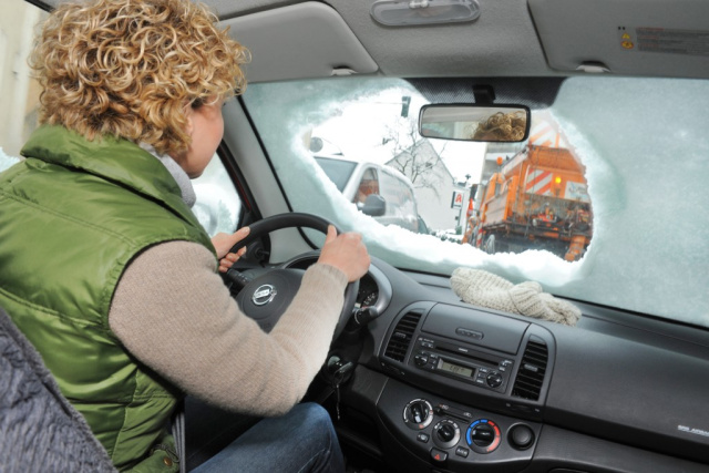 Autoscheiben-Enteiser im ADAC Test