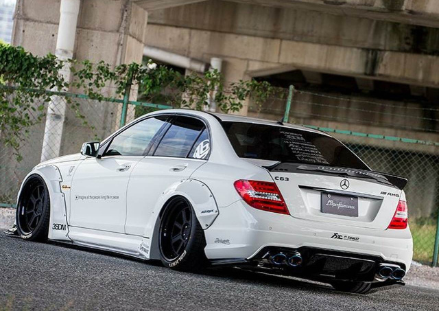 Mercedes C63 AMG von Liberty Walk: Krass. Breit. Tief: Tuning mit