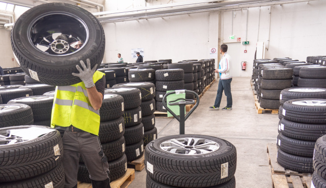 Super-Sparpreise: Großer Räder- und Reifenverkauf ‭im Mercedes‬