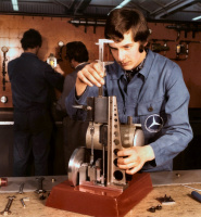 Rund 2 300 Jugendliche Beginnen Ausbildung Im Daimler Konzern Rund 40 Prozent Aller Auszubildenden Der Deutschen Automobilhersteller Werden Bei Daimler Ausgebildet News Mercedes Fans Das Magazin Fur Mercedes Benz Enthusiasten