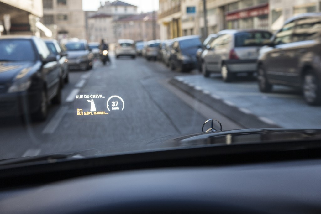 Das MercedesBenz HeadupDisplay Alles im Blick Der Blick bleibt