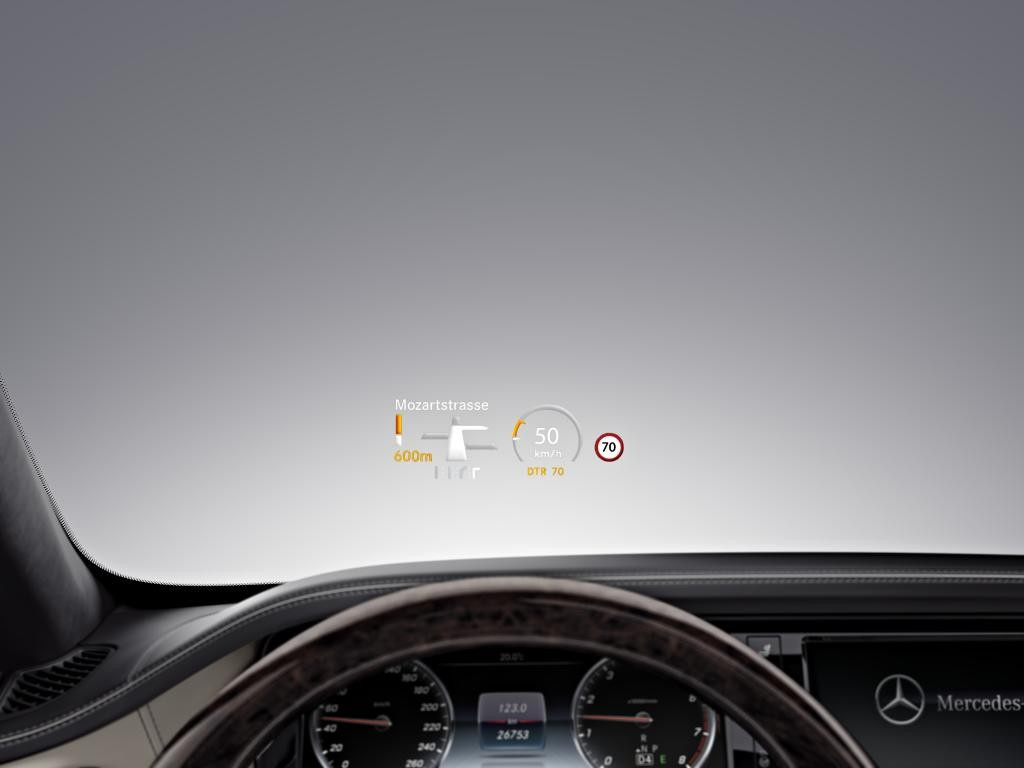 Das MercedesBenz HeadupDisplay Alles im Blick Der Blick bleibt auf der Straße News
