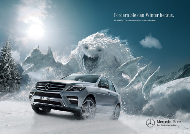 Ein Mercedes Benz Auto wird mit einem Besen aus Schnee und Eis