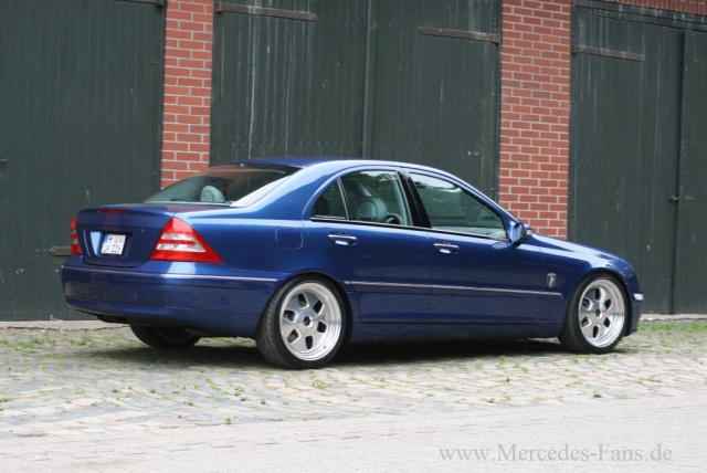 Mercedes C-Klasse Chromteile im Kühler optisch aufgewertet..